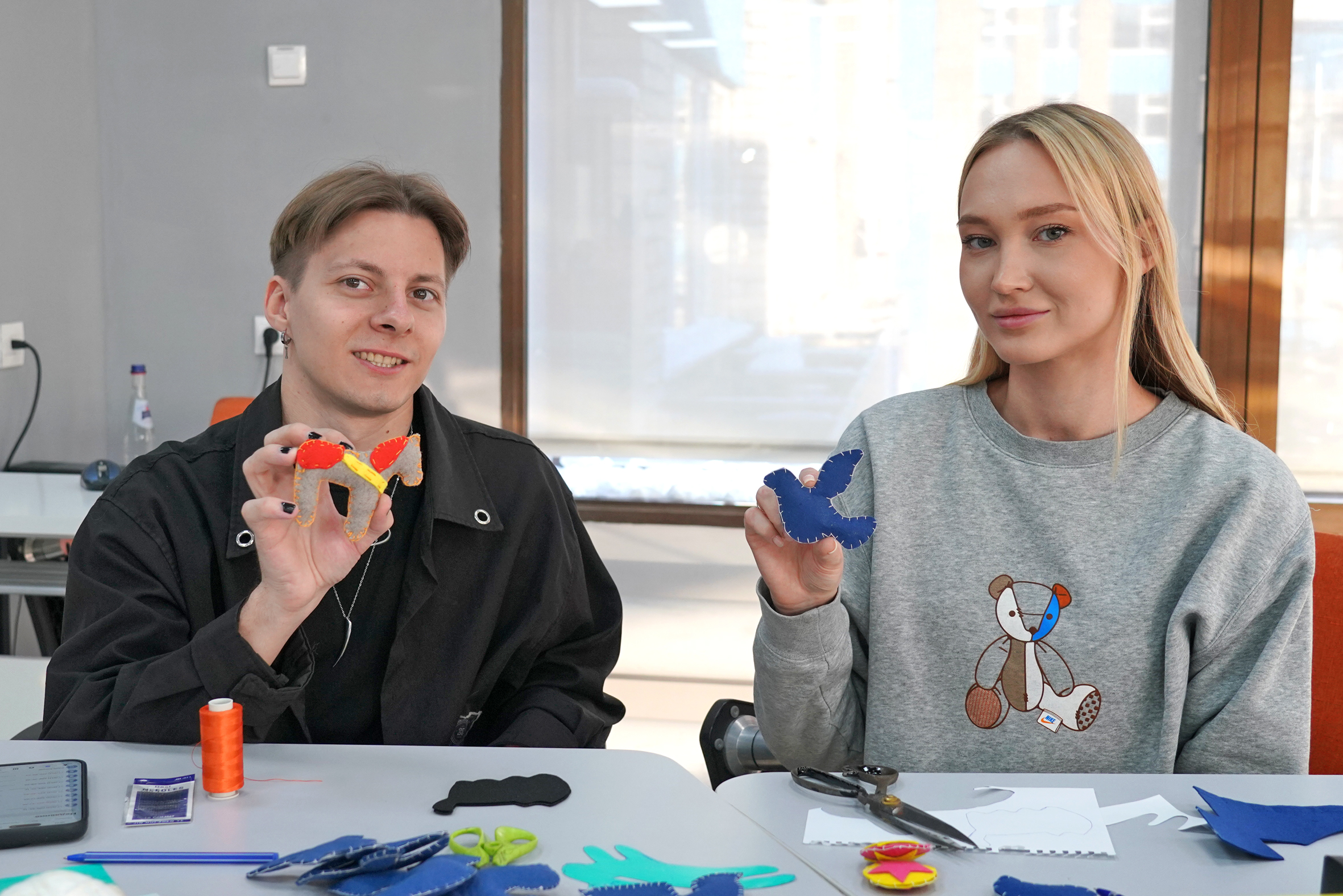 Студенты и сотрудники ВВГУ изготовили игрушки-обереги для бойцов СВО