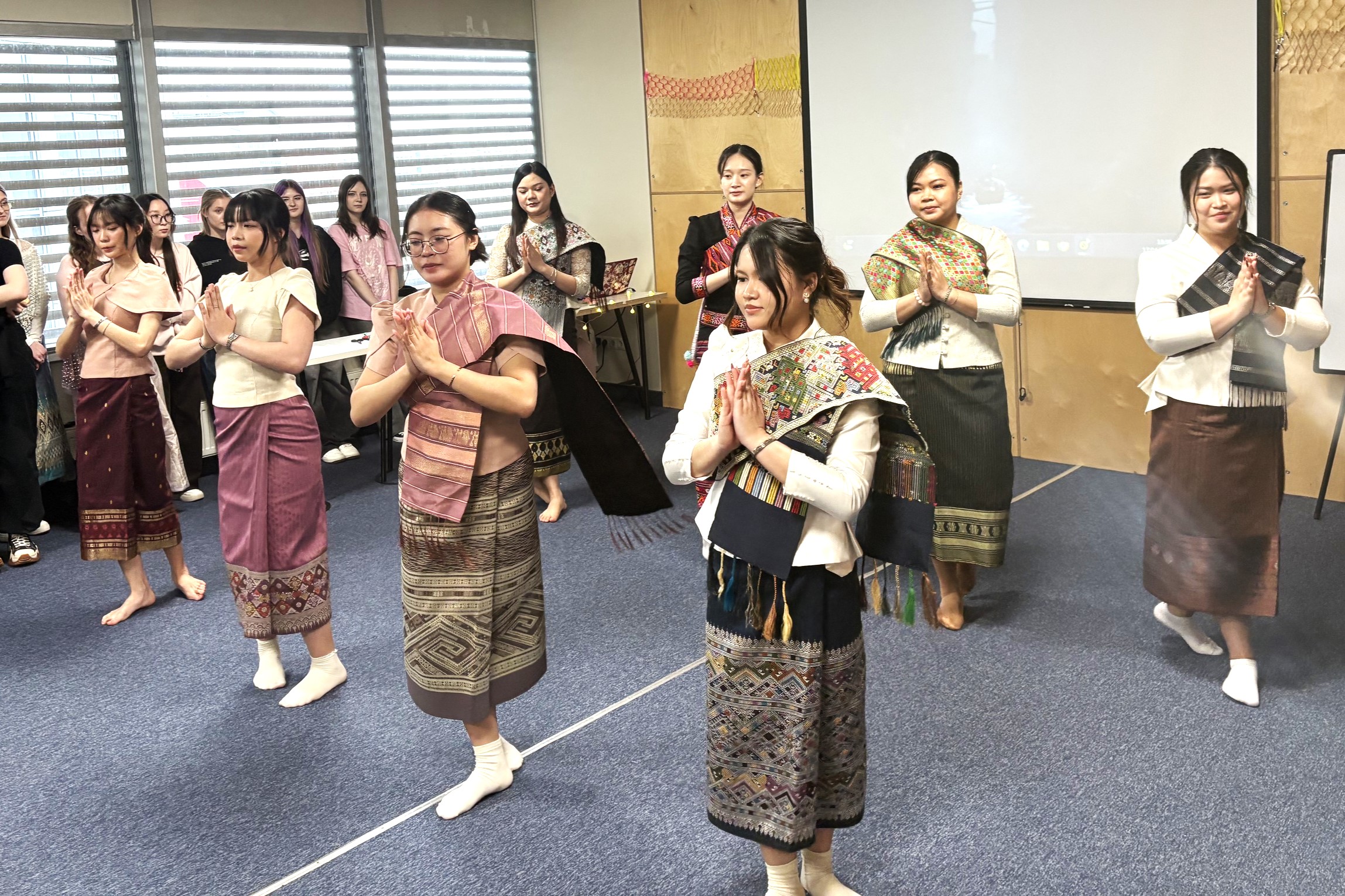 Иностранные студенты из ВВГУ приняли участие в праздновании тайско-лаосского Нового года Сонгкран и Бун Пи Май Лаo