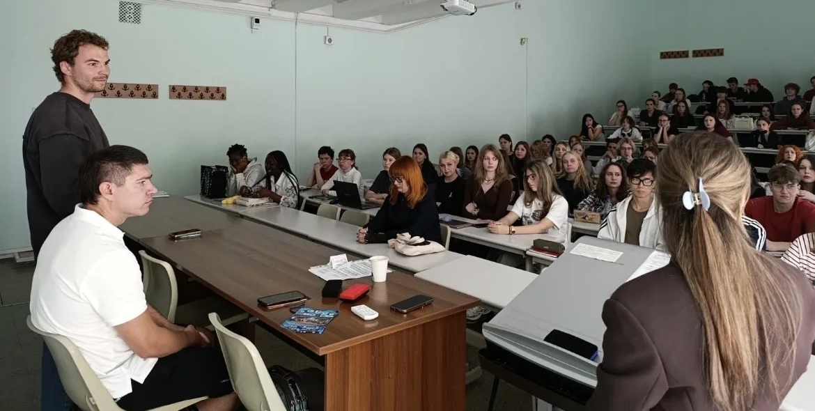 Студенты ВВГУ обсудили инклюзивность в спорте и туризме с экспертами из сообщества глухих