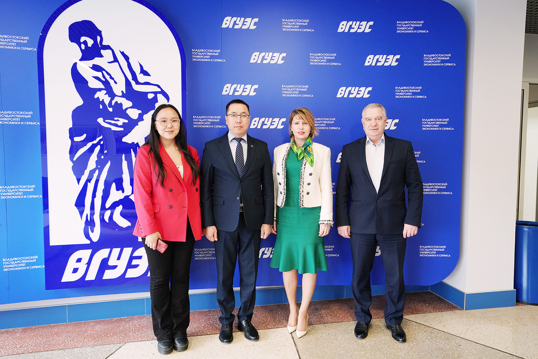 Ректор ВГУЭС Татьяна Терентьева и постпред Якутии в ДФО Ким Борисов обсудили вопросы сотрудничества