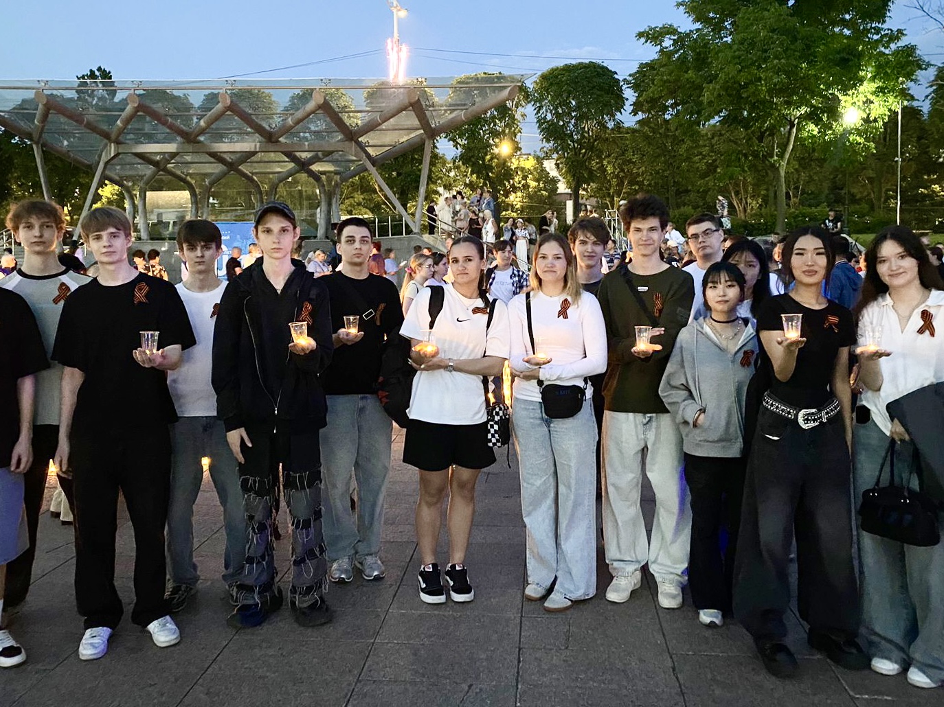 Десять тысяч свечей в память о героях-приморцах: студенты ВВГУ приняли участие в акции «Огненная картина войны»