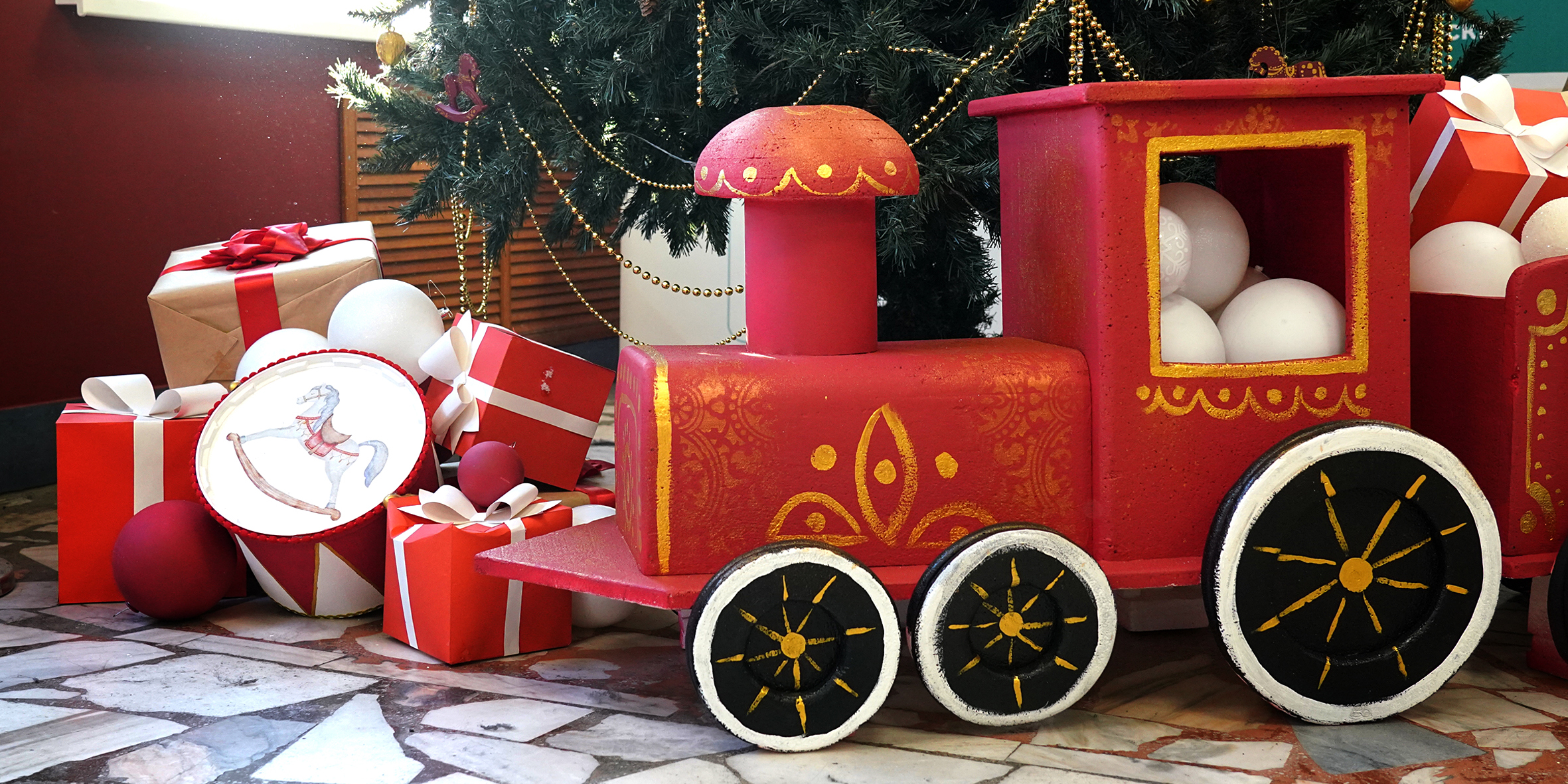 Студенты-дизайнеры ВВГУ украшают университет в преддверии Нового года