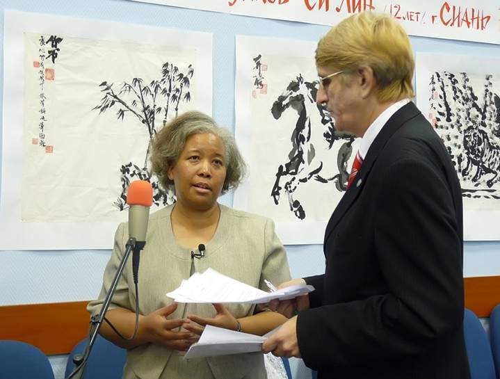 Генеральный консул США во Владивостоке Сильвия Рид Курран стала гостьей Школы-интерната ВГУЭС для одаренных детей