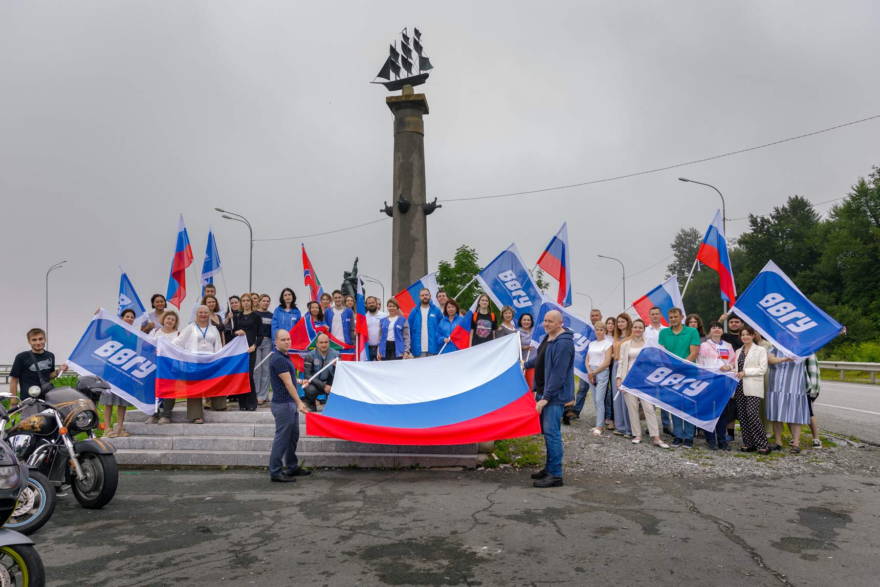 ВВГУ организовал мото- автопробег в честь Дня Государственного флага России