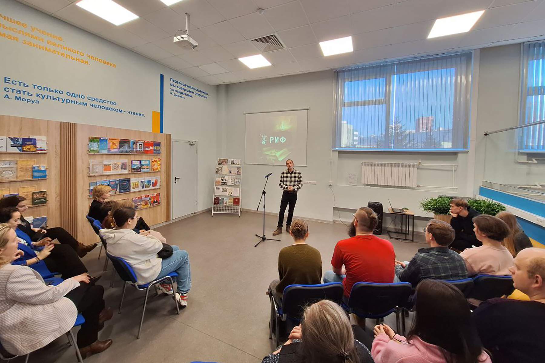 Поэтический вечер, посвященный 80-летию полного снятия блокады Ленинграда, прошел в ВВГУ