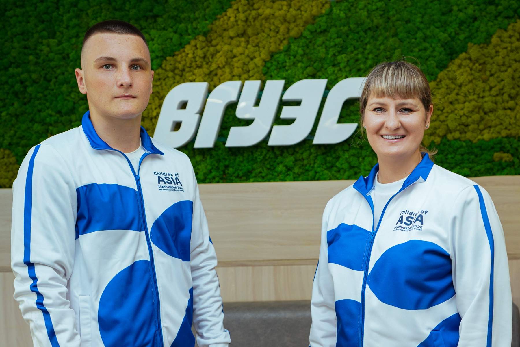 Огонь международных игр «Дети Азии» по Золотому мосту и Светланской пронесли факелоносцы от ВГУЭС