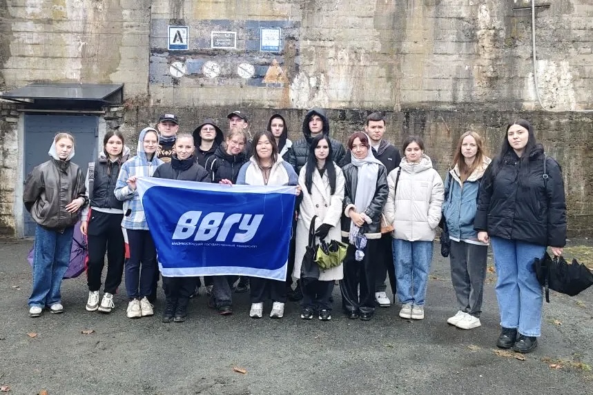 Студенты ВВГУ водрузили флаг российских морских крепостей на острове Русский