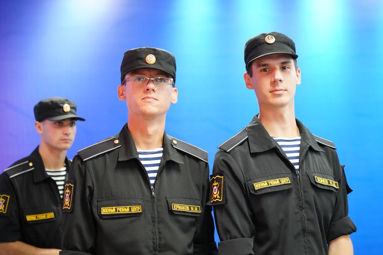 Курсанты военно-учебного центра ВВГУ передали спецодежду ветеранам СВО