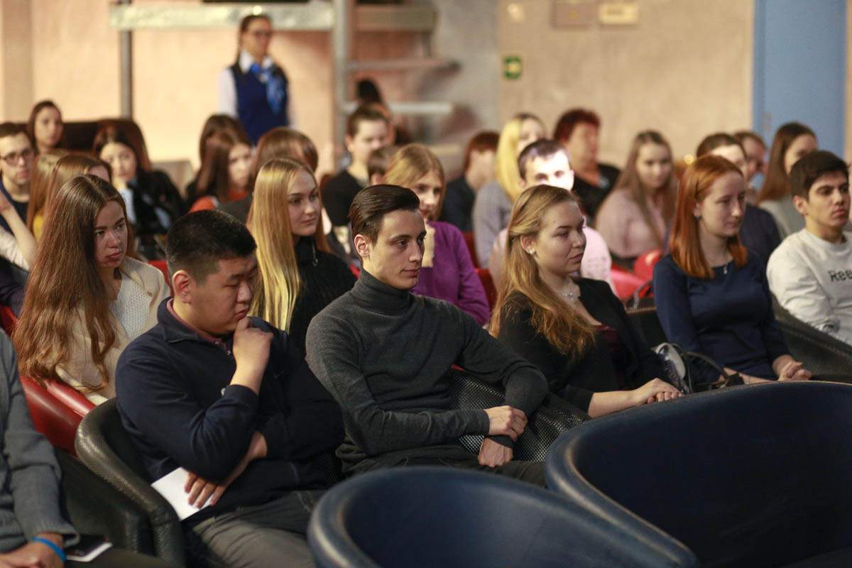 Студенты ВГУЭС встретились с профессорами университета за чашкой кофе