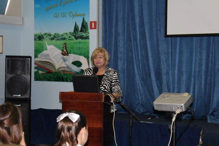 Ответственный секретарь приёмной комиссии ВГУЭС встретилась со школьниками