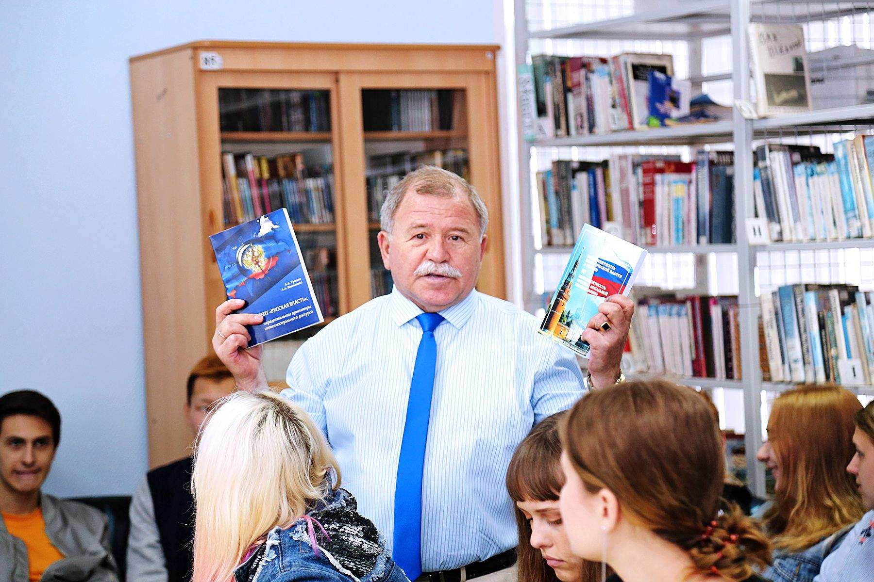 Научный труд преподавателей ВГУЭС позволит предсказать дальнейшее развитие политической системы России