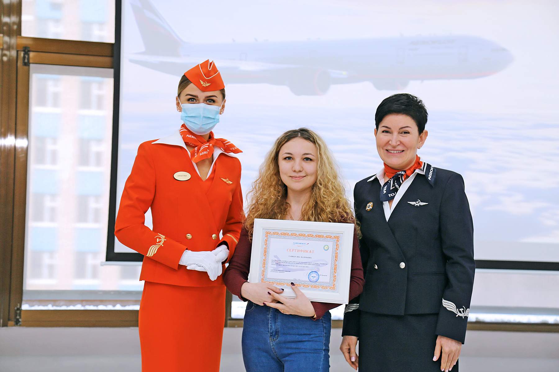 Студенты-волонтеры ВГУЭС Яна Газибар и Андрей Макашин награждены билетами по маршруту Владивосток—Москва от компании «Аэрофлот»