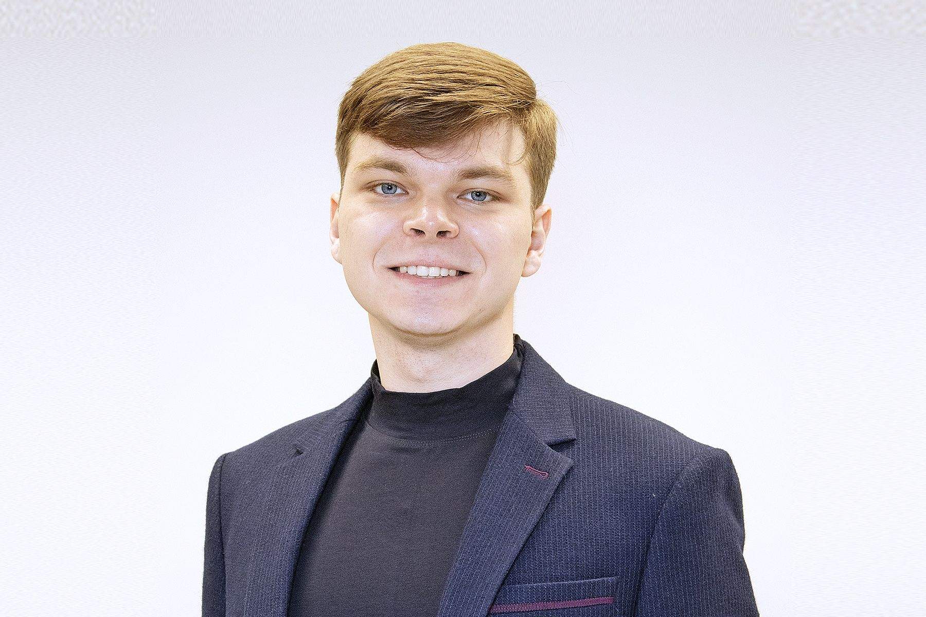 Молодой аналитик Евразии: выпускник кафедры экономики и управления ВГУЭС Артём Пустоваров награжден дипломом Международного конкурса