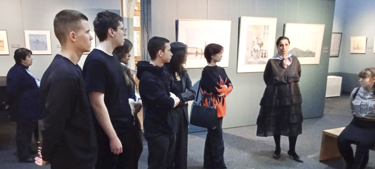 Студенты ВВГУ посетили выставку перекрёстных годов культуры Китая и России