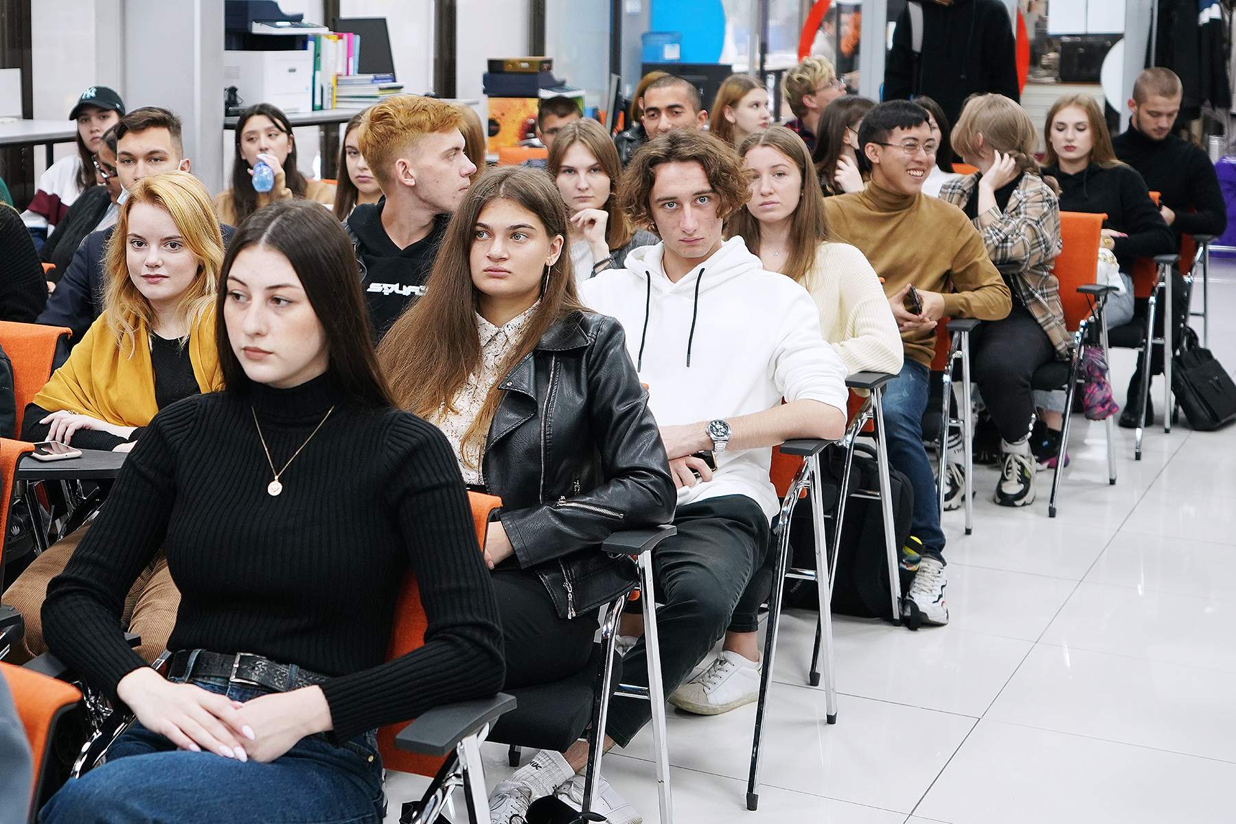 Cтуденты-международники ВГУЭС встретились с почетным консулом Лаоса