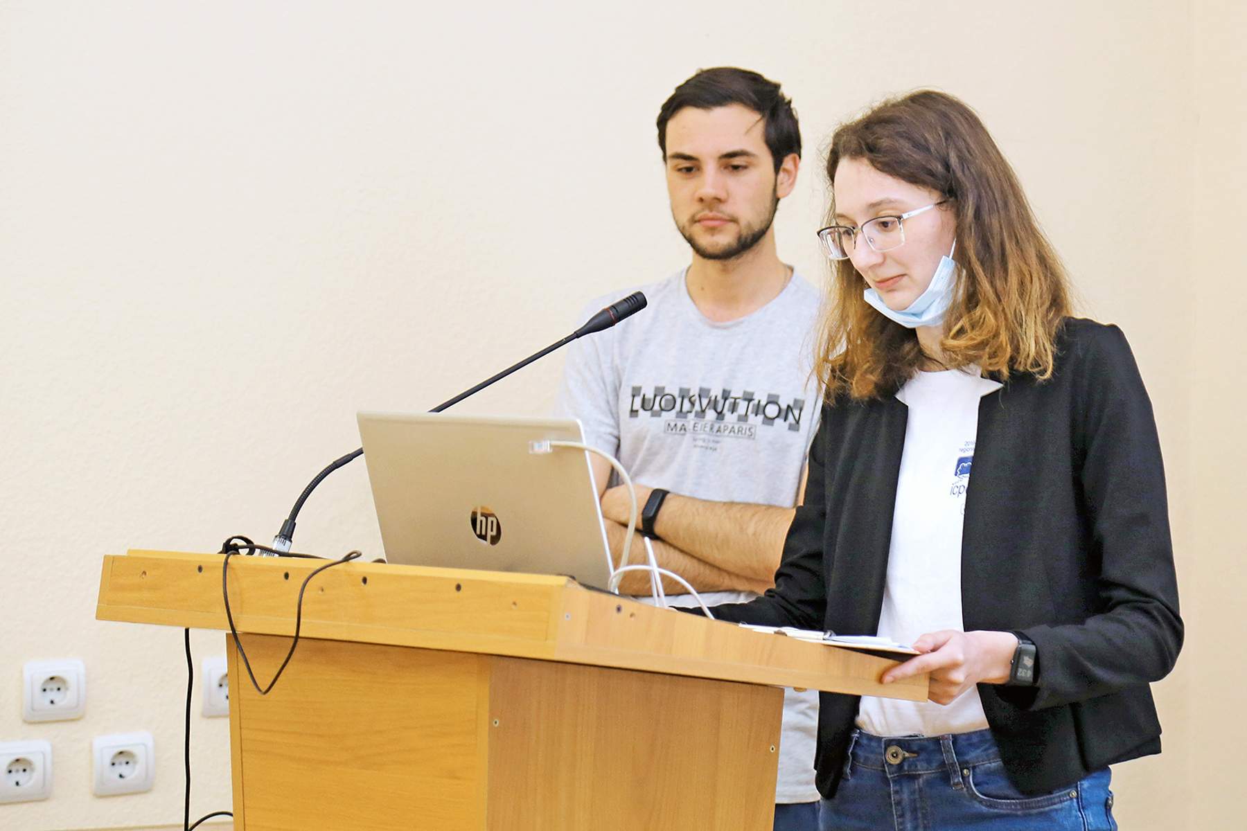 Студенты ВГУЭС представили 35 новых проектов, среди них – «Перчатка-пульт» на платформе Arduino и видеокурс на YouTube