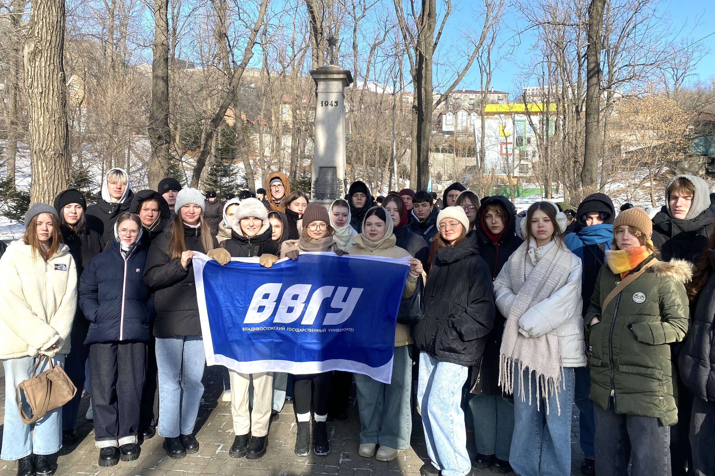 Студенты ВВГУ почтили память павших героев в День неизвестного солдата