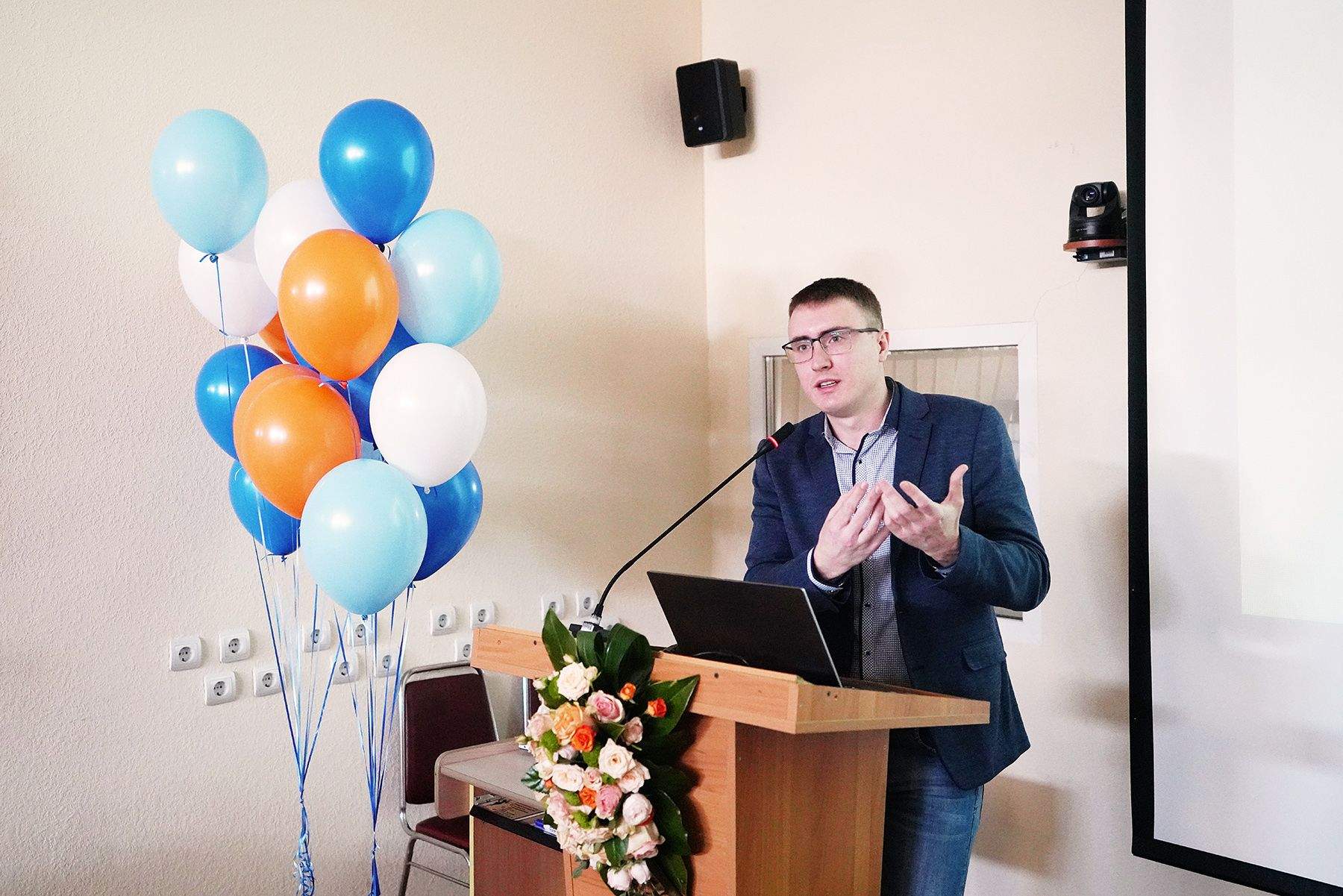 Поздравляем Антона Уханова с успешной защитой диссертации на соискание ученой степени кандидата политических наук