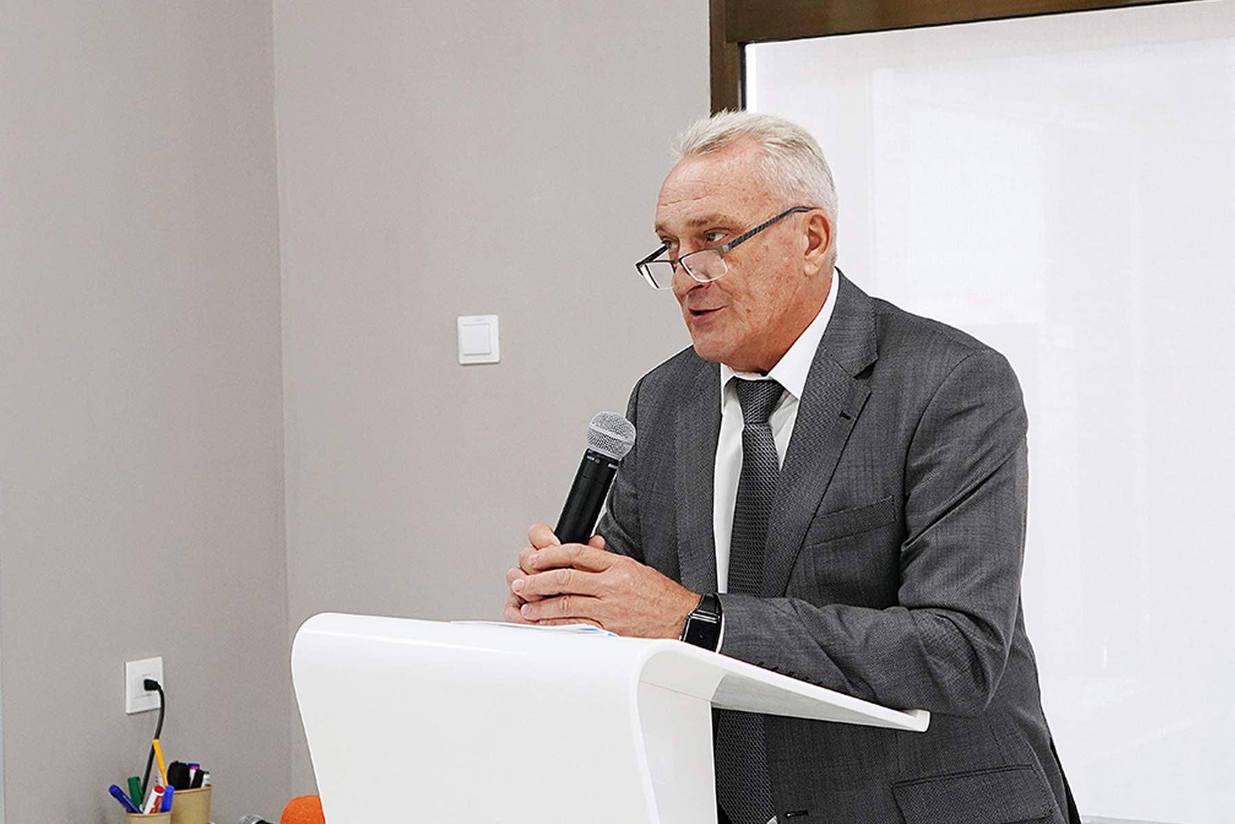 Студенты-международники ВГУЭС встретились с руководителем Представительства МИД РФ в г. Владивостоке