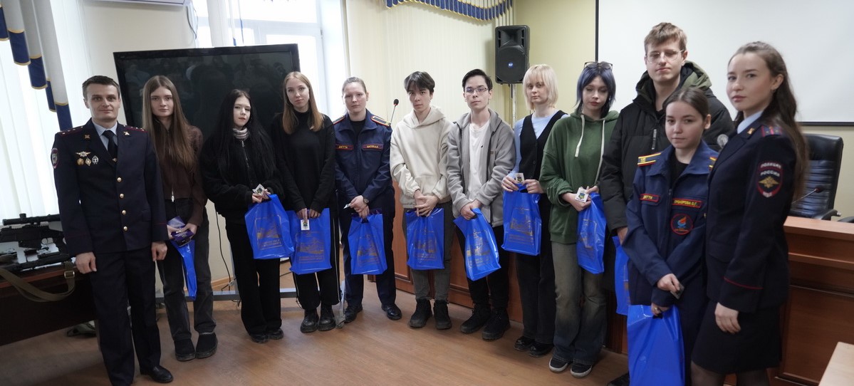 Студенты ВВГУ посетили день открытых дверей в Управлении МВД Приморья
