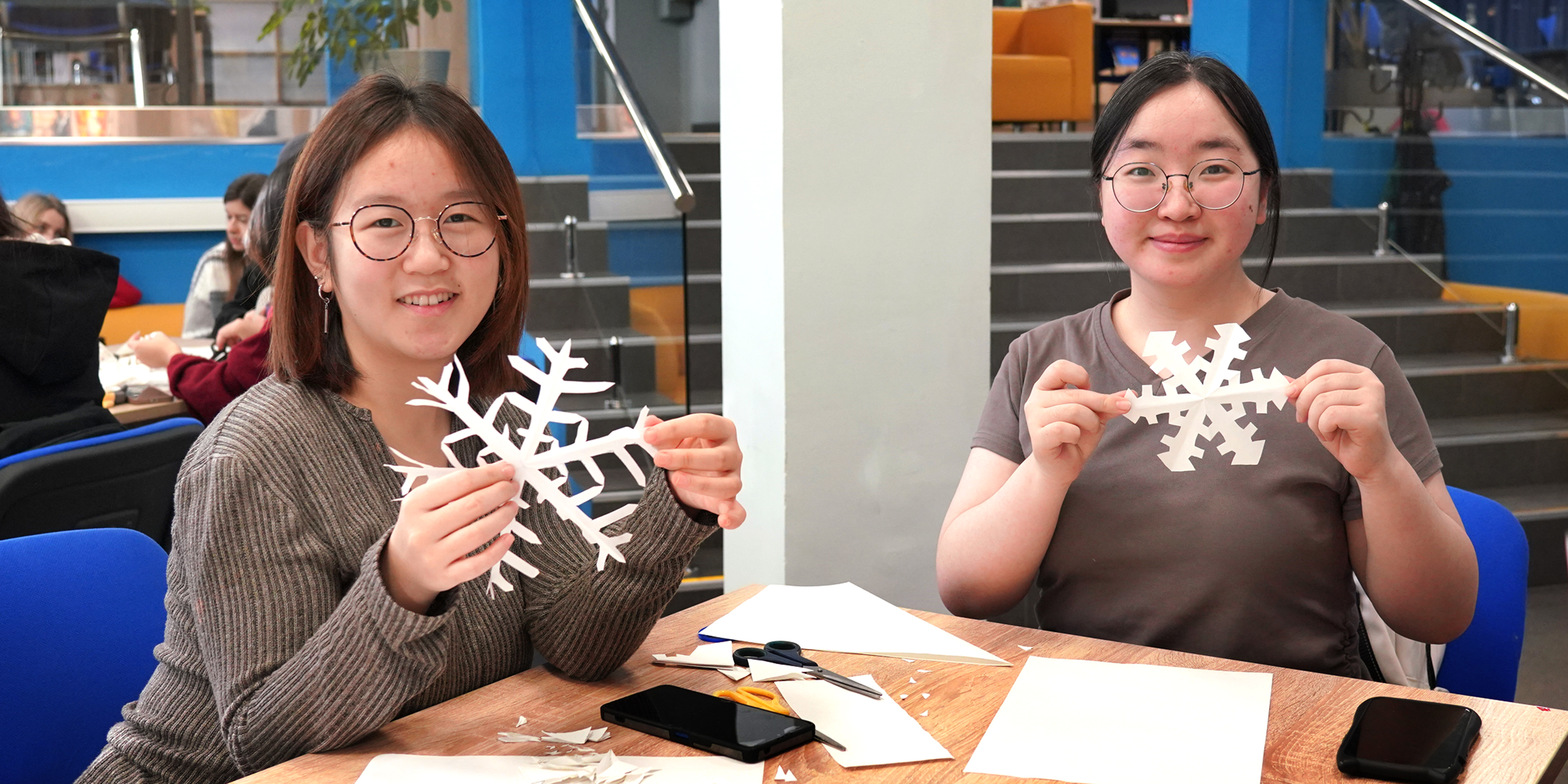 Новогодняя снежинка: иностранные студенты ВВГУ украшают университет в преддверии праздника