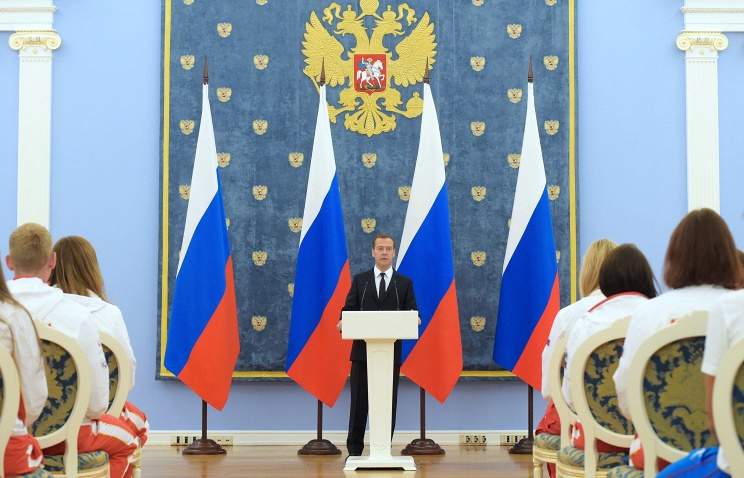 Дмитрий Медведев вручил благодарности Правительства РФ победителям Универсиады – студентам ВГУЭС легкоатлетам Екатерине Коневой и Даниилу Цыплакову