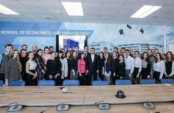 Губернатор Приморcкого края Владимир Миклушевский встретился со студентами кафедры, которые планируют стать управленцам