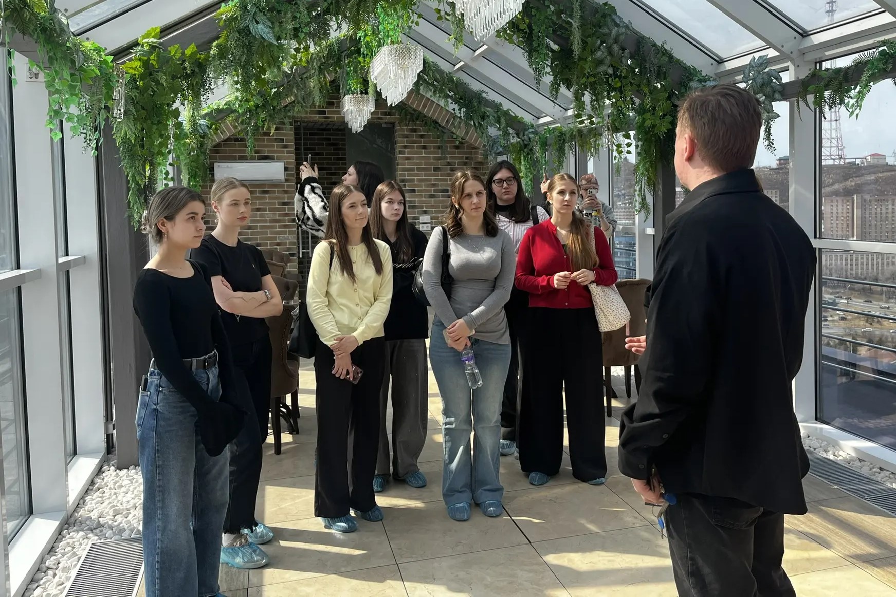 Студентов ВВГУ знакомят с принципами работы гостинично-ресторанного бизнеса Приморья