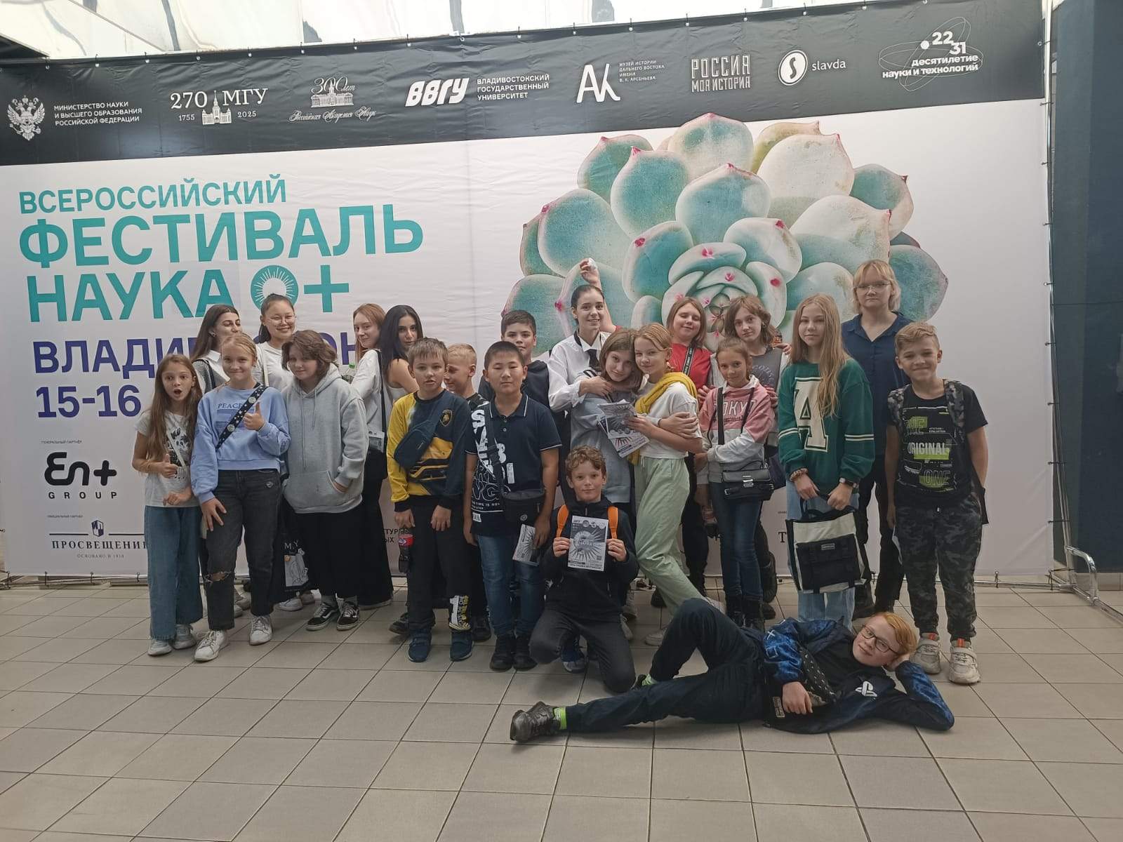 Туристы проводят экскурсию по фестивалю "Наука 0+"