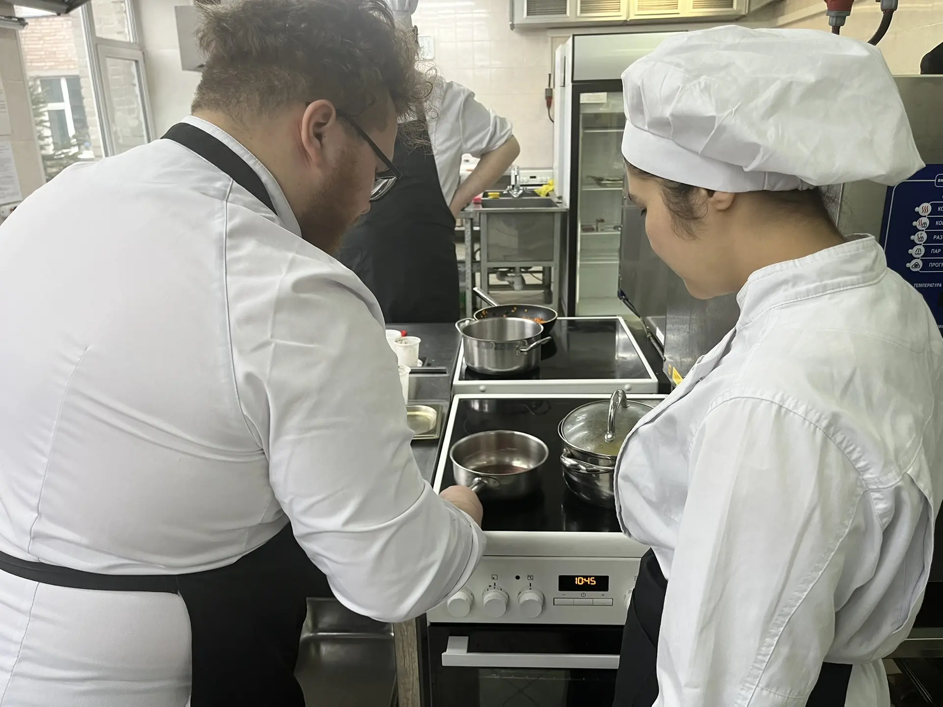 Преподаватели Морозов А.А. и Шекеро Н.Э. посвятили наших будущих поваров искусству приготовления вегетарианских блюд по азиатской и французской традициям.