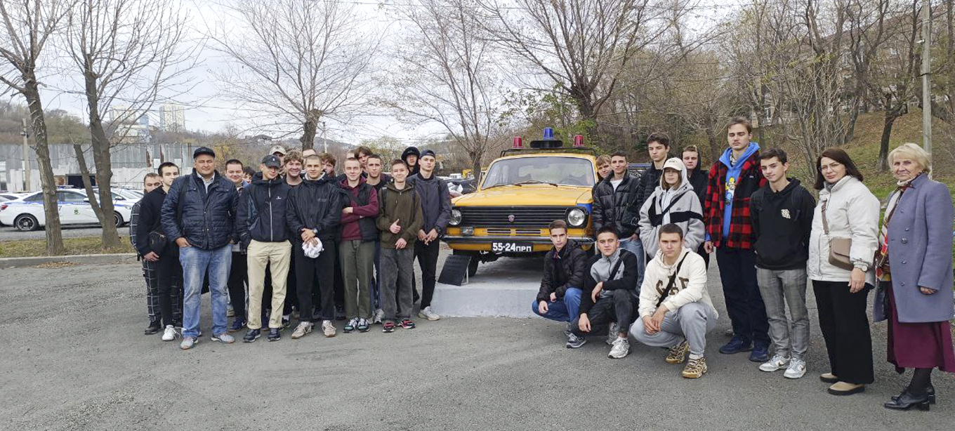 С особенностями службы и историей Госавтоинспекции познакомились студенты Академического колледжа ВВГУ