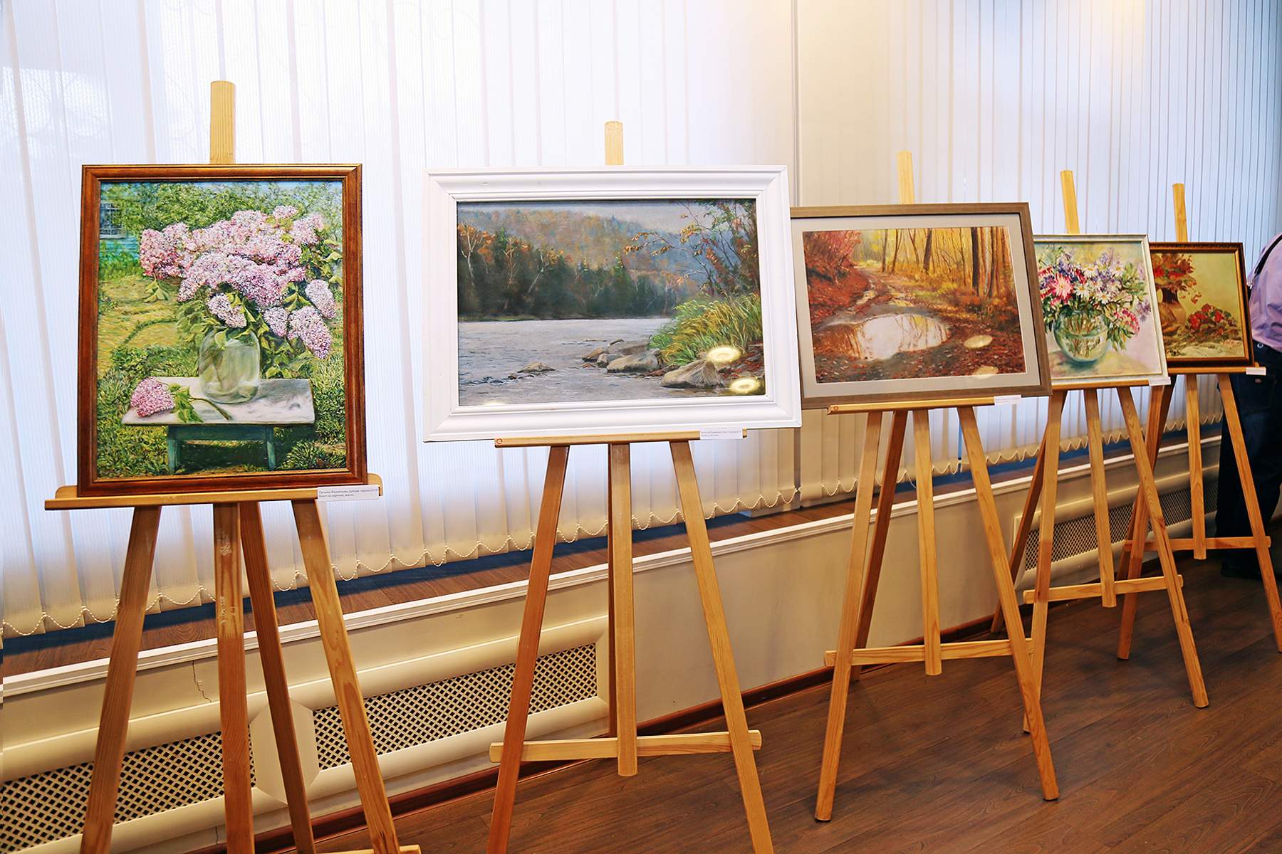 Линия горизонта: в Музее ВГУЭС открылась выставка «народных» художников