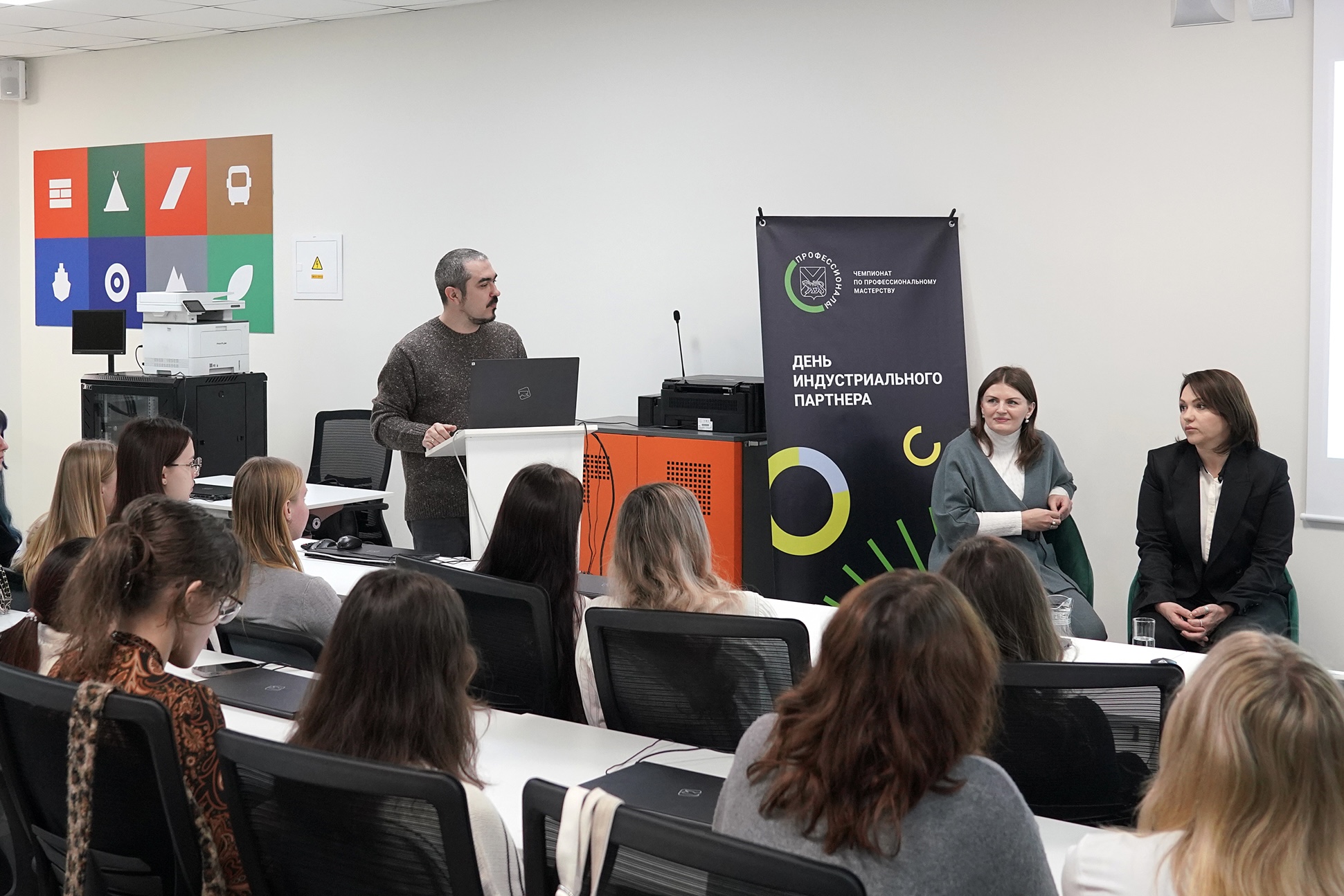 Первая неделя регионального этапа чемпионата «Профессионалы» в ВВГУ завершилась Днём индустриального партнёра