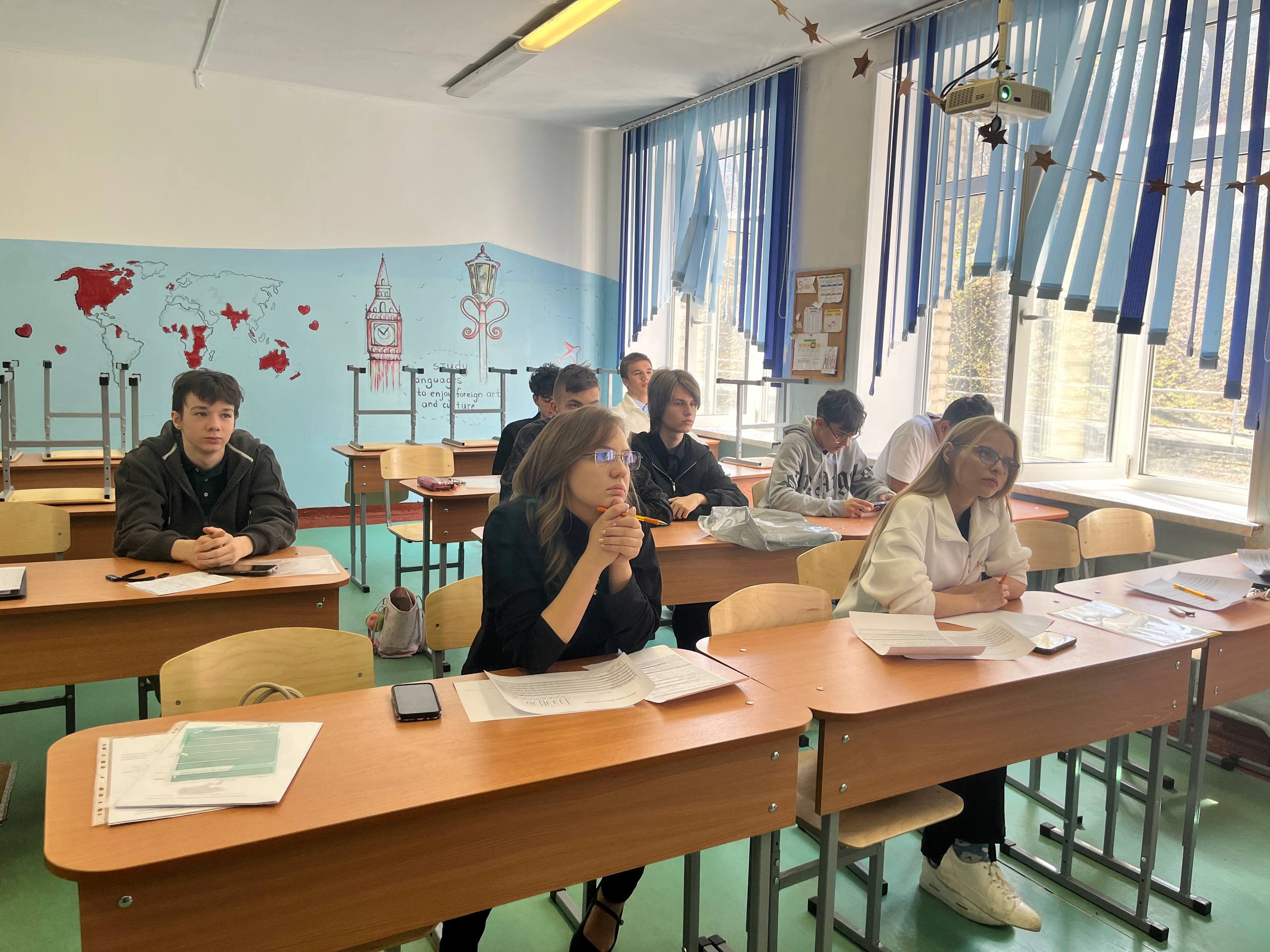 Студенты Института туризма и креативных ВВГУ индустрий выступили экспертами на защите проектов школьников