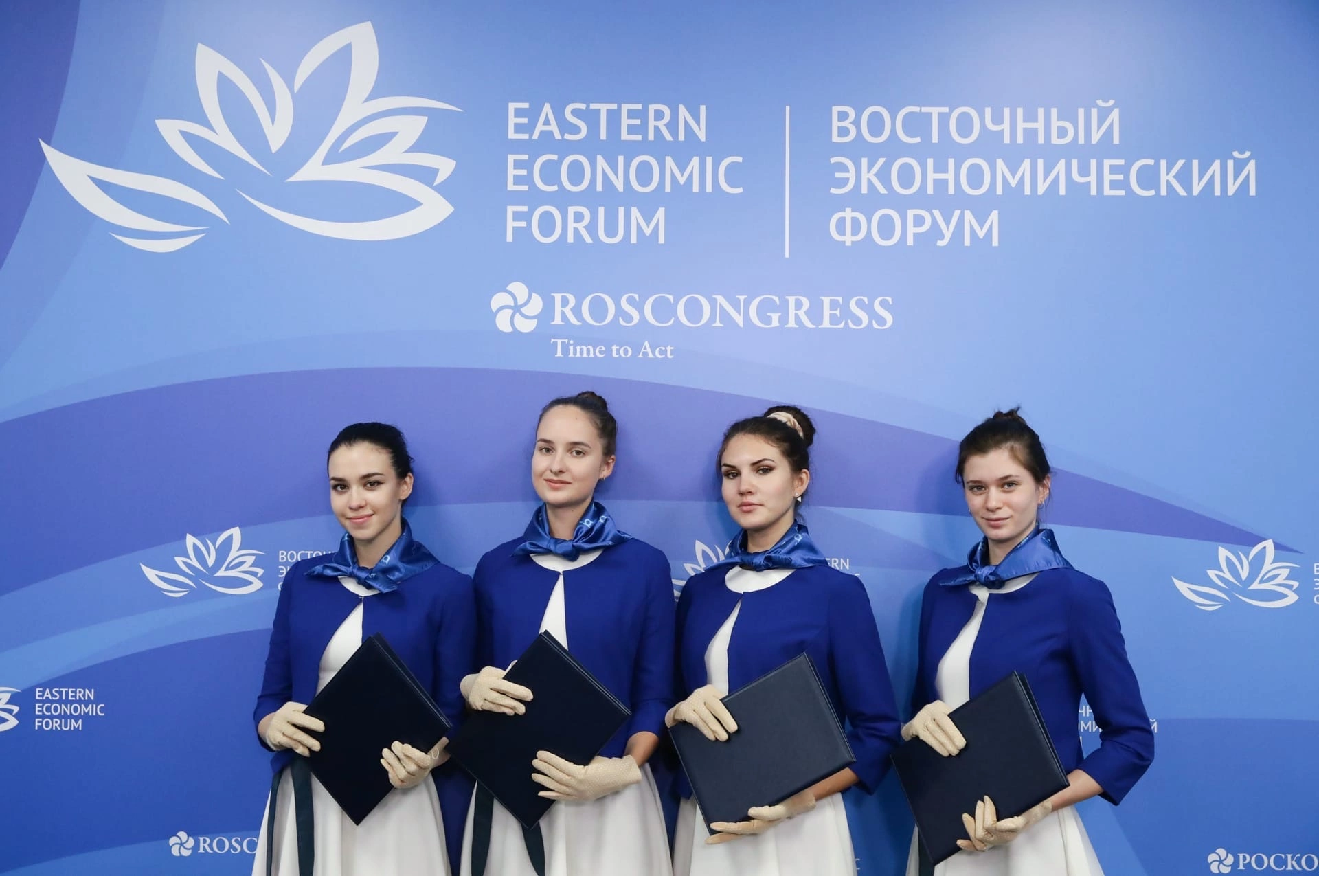 54 волонтера ВВГУ участвуют в Восточном экономическом форуме