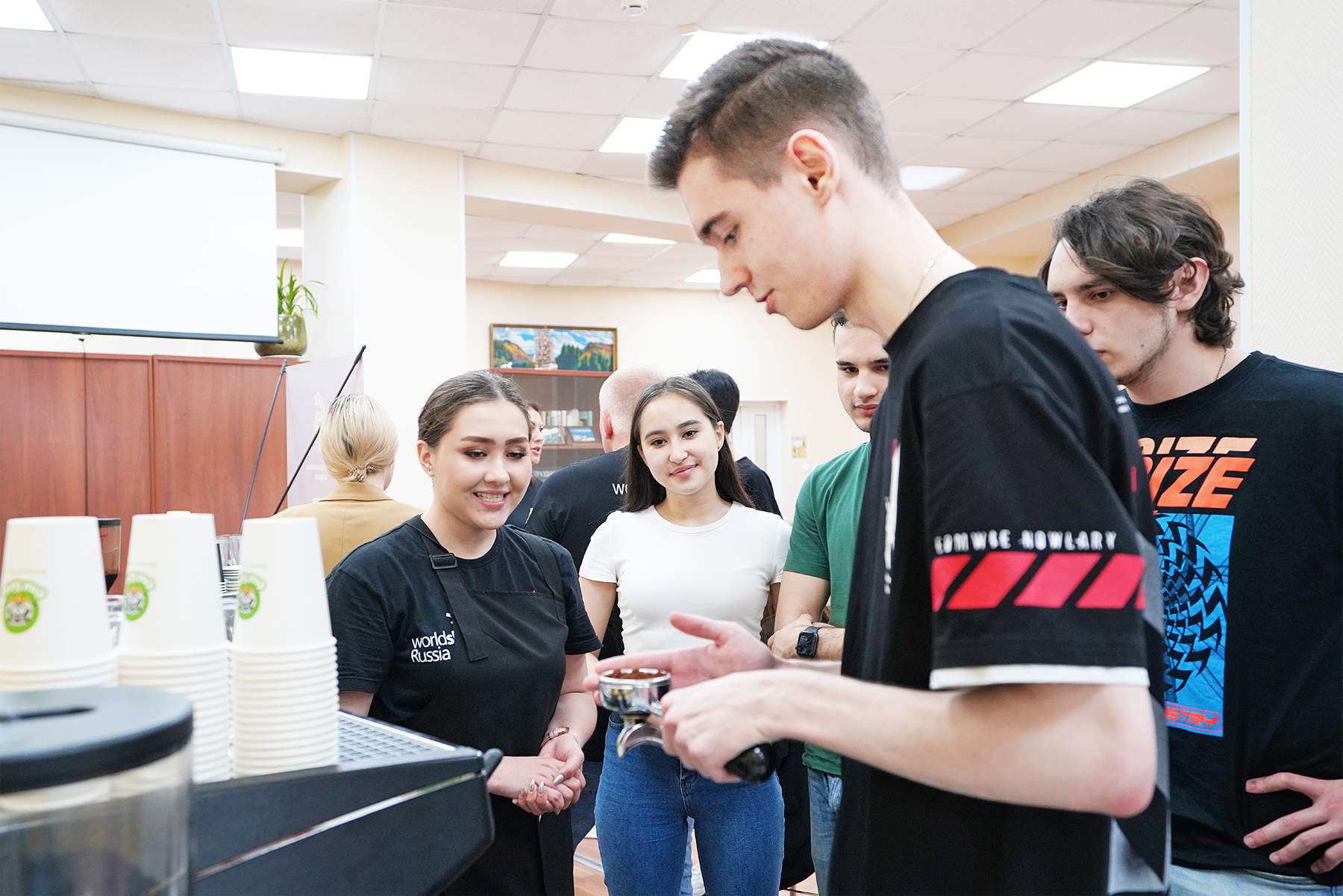 Горячий кофе и важные беседы: о развитии ресторанного сервиса в Приморье студентам ВГУЭС рассказали эксперты Национальной сборной по профессиональному мастерству