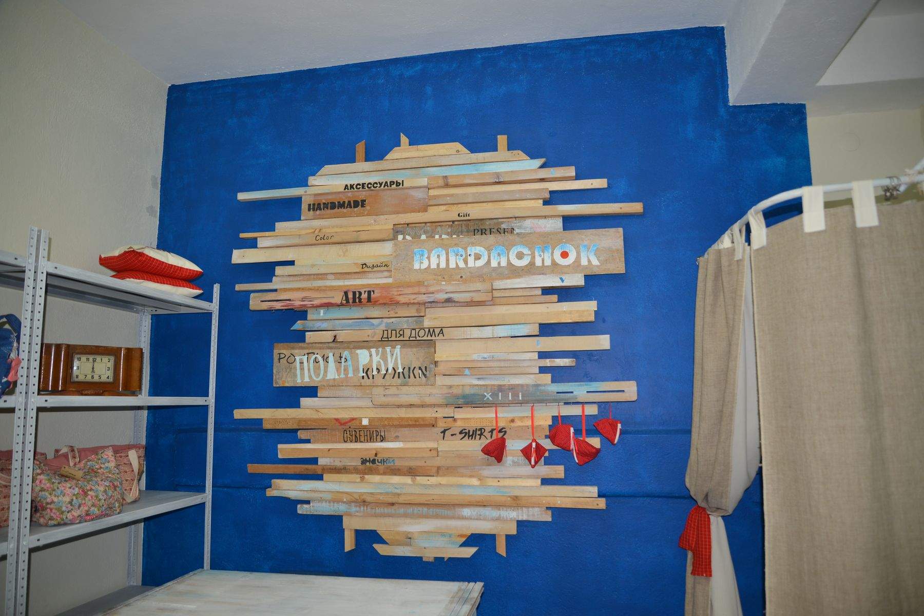 Во ВГУЭС открылся магазин сувенирной продукции «Бардачок»