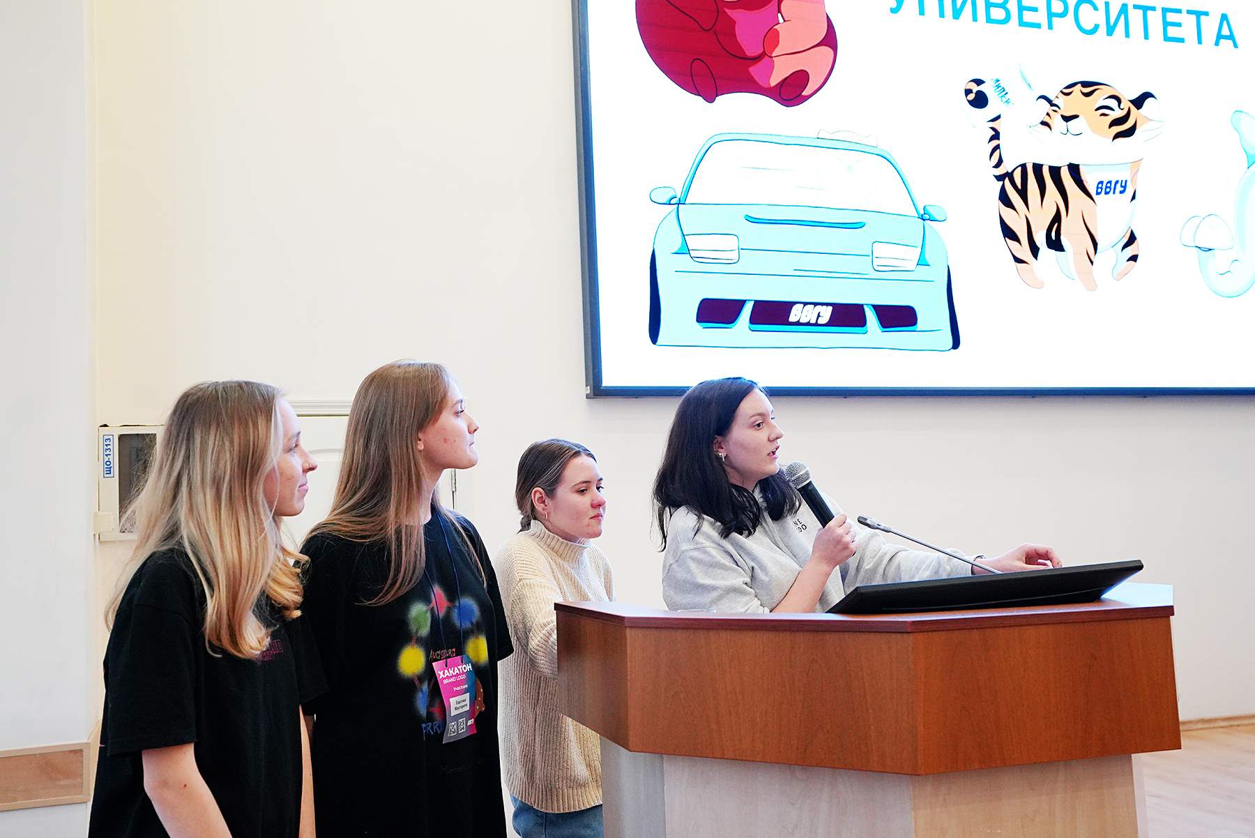 Студенты ВВГУ представили собственные разработки нового логотипа университета