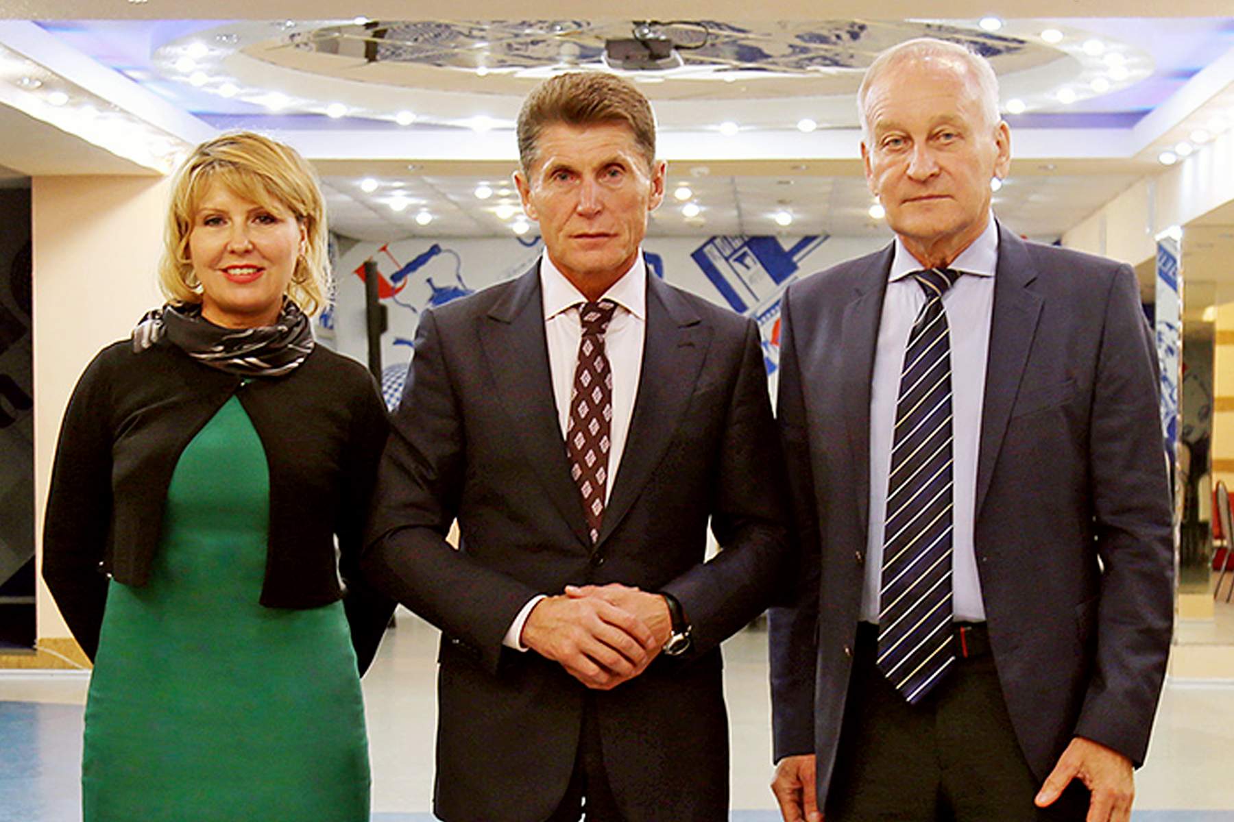 Губернатор Олег Кожемяко поздравил ректора ВГУЭС Татьяну Терентьеву с Днем российской науки