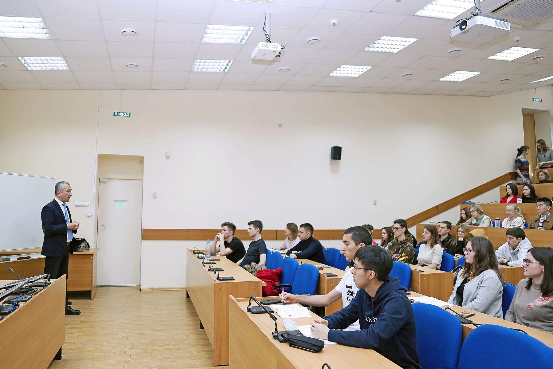 Генеральный консул Республики Узбекистан в г. Владивостоке Рустам Исмаилов рассказал во ВГУЭС, как начать карьеру в МИД