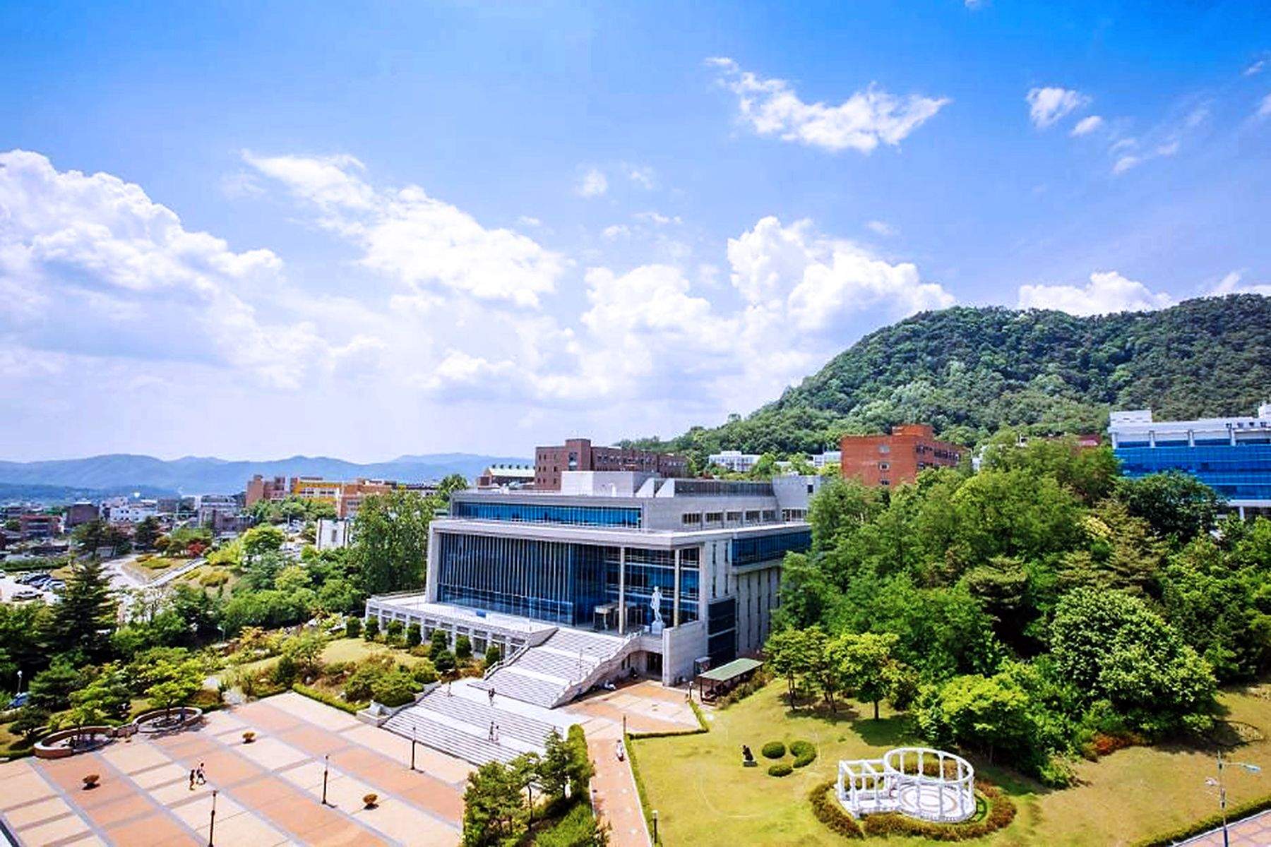 Студенты ВГУЭС приняли участие в глобальном образовательном онлайн-интенсиве южнокорейского университета Халлим