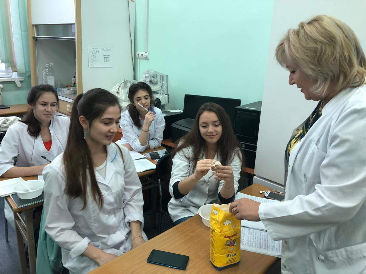 Студенты специальности "Товароведение и экспертиза качества потребительских товаров" учатся идентифицировать продовольственные товары