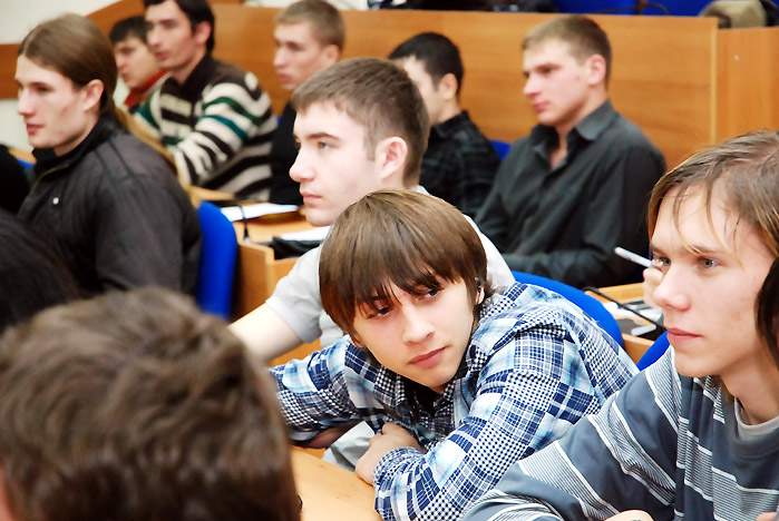  Представитель  компании сотовой связи "Акос" выступил перед студентами