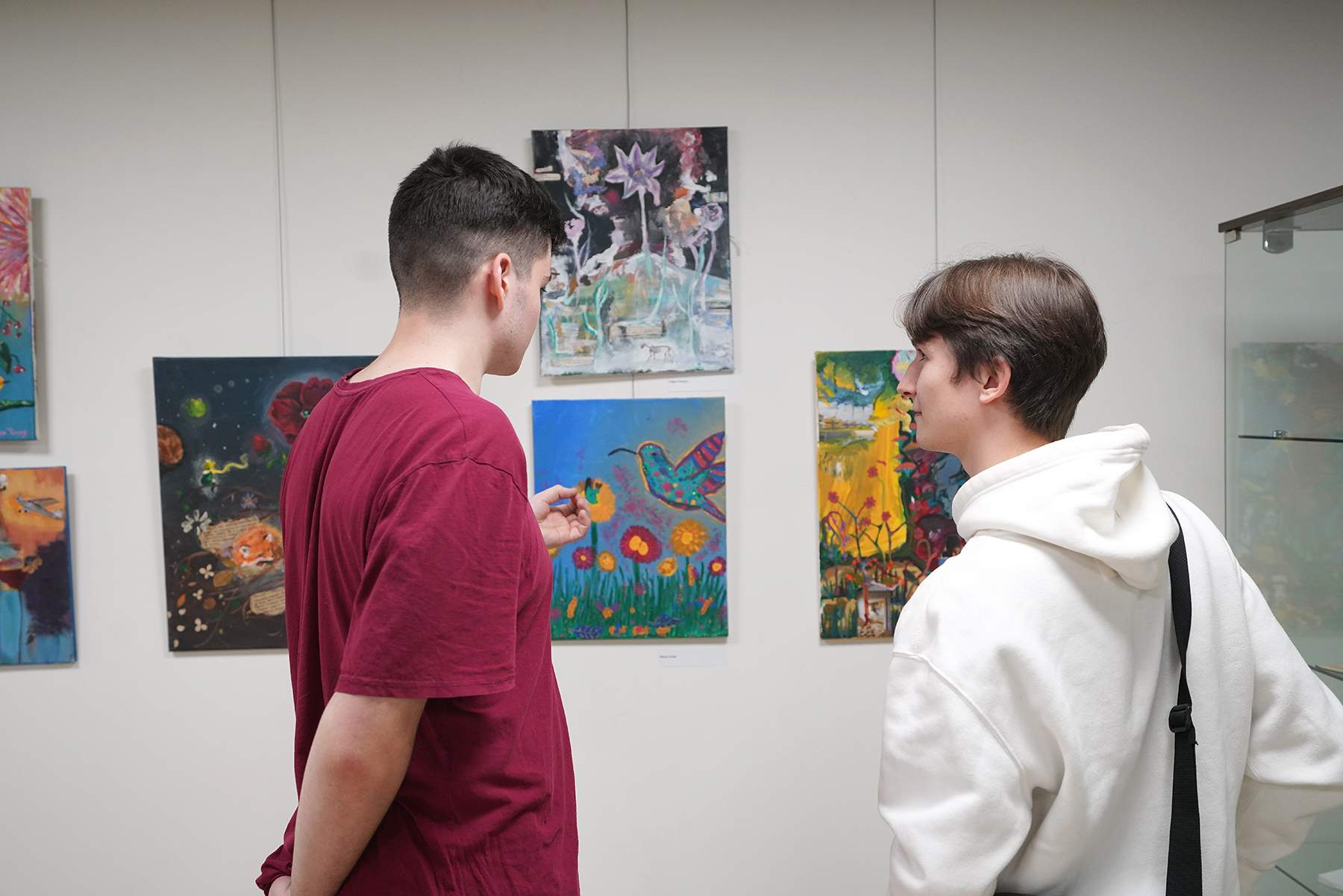 «Звучание тишины»: выставка из серии «Учитель и ученик» открылась в музейно-выставочном комплексе ВВГУ