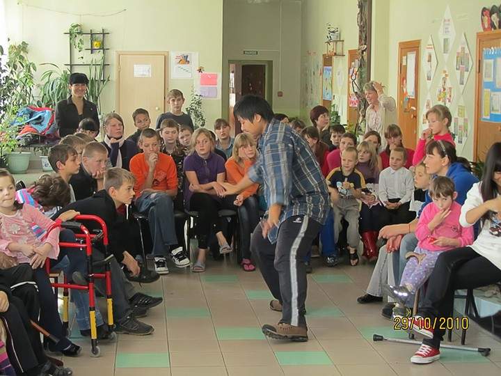 Иностранные студенты ВГУЭС навестили детей, оставшихся без попечения родителей