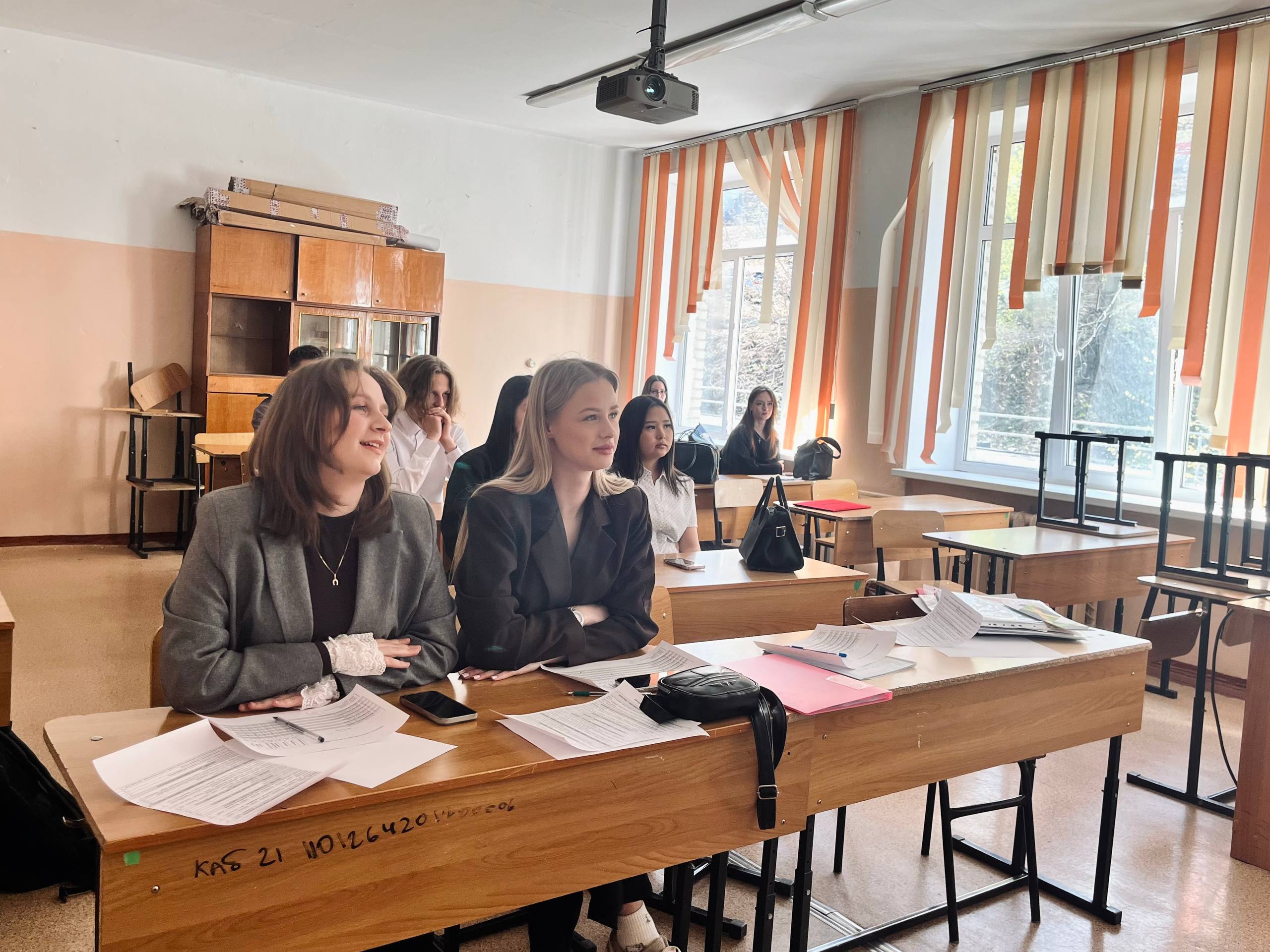 Студенты Института туризма и креативных ВВГУ индустрий выступили экспертами на защите проектов школьников