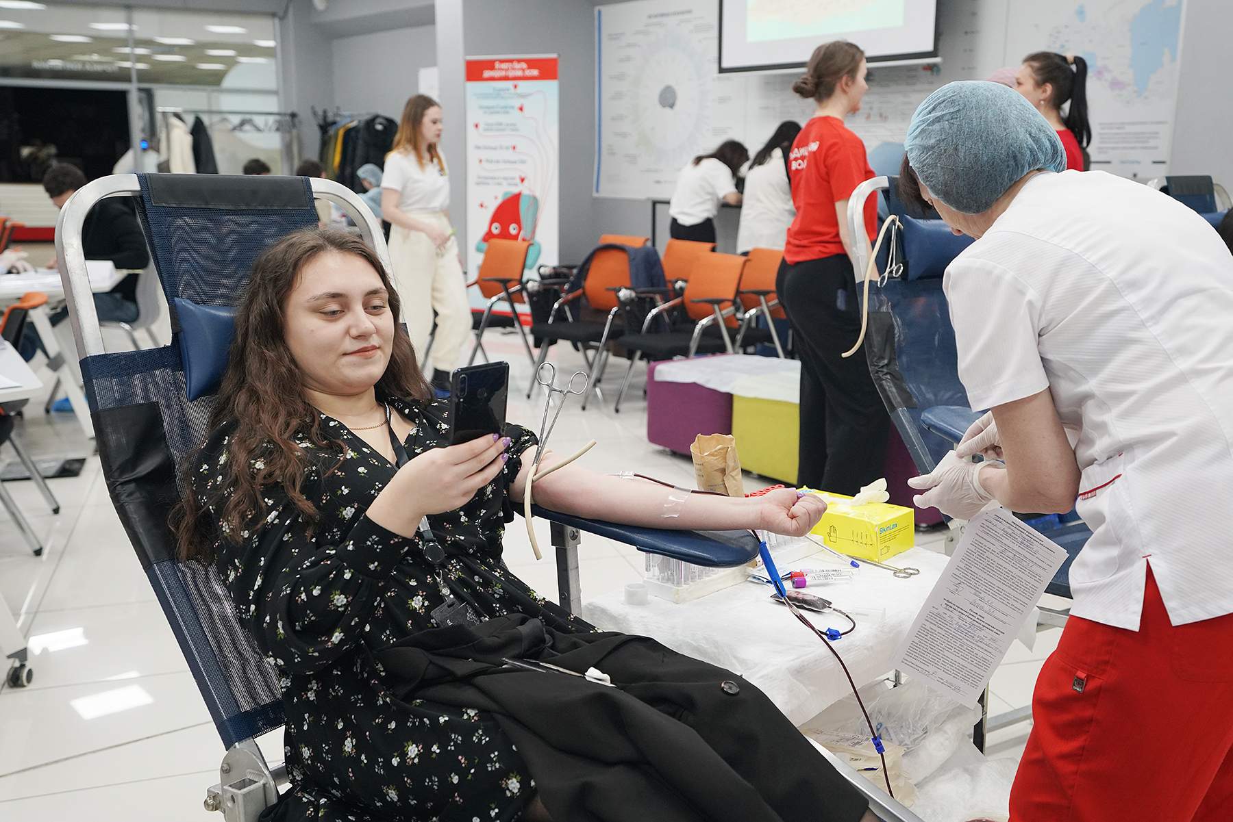 «Ведь мы можем спасти чью-то жизнь»: студенты ВВГУ стали донорами крови