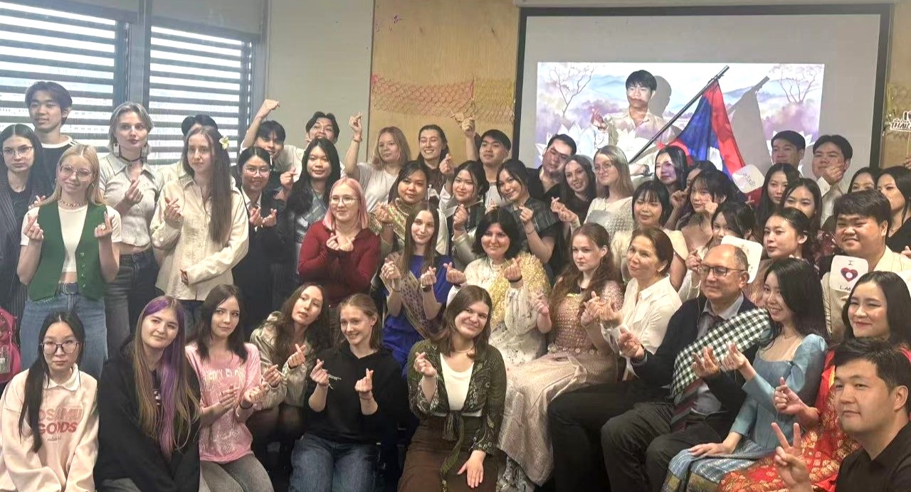 Иностранные студенты из ВВГУ приняли участие в праздновании тайско-лаосского Нового года Сонгкран и Бун Пи Май Лаo