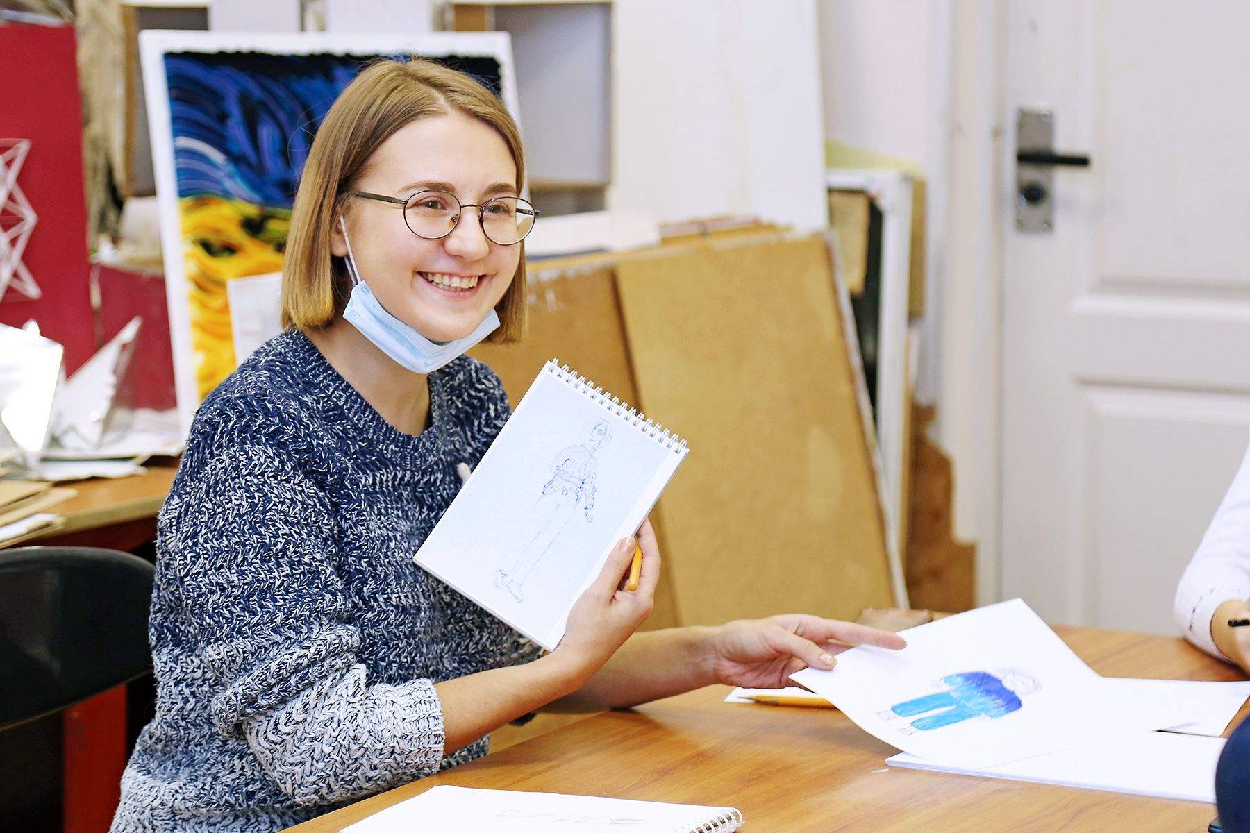 На каникулах школьники Владивостока шьют дизайнерские свитшоты во ВГУЭС