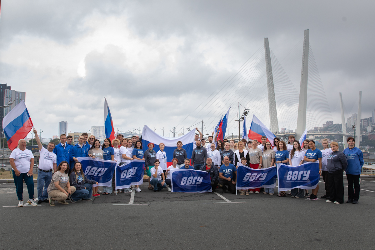 Символ единства: студенты и сотрудники ВВГУ проехали по городу с российским флагом